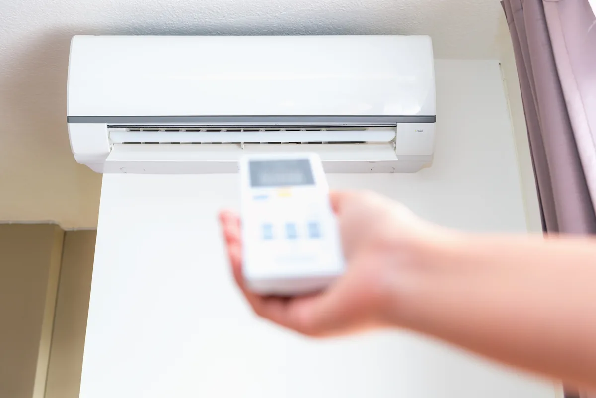 Split type air conditioner and remote controller